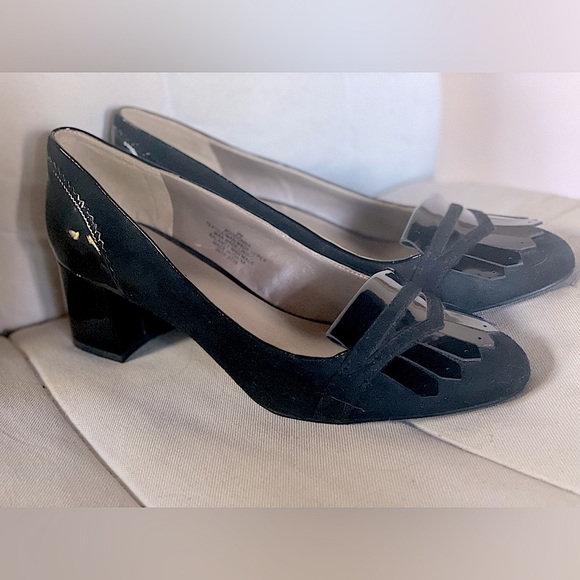 Bandolino BDODonna Black Fringe
Faux Suede Heel Shoes Size 9M
Excellent - Picture 1 of 8